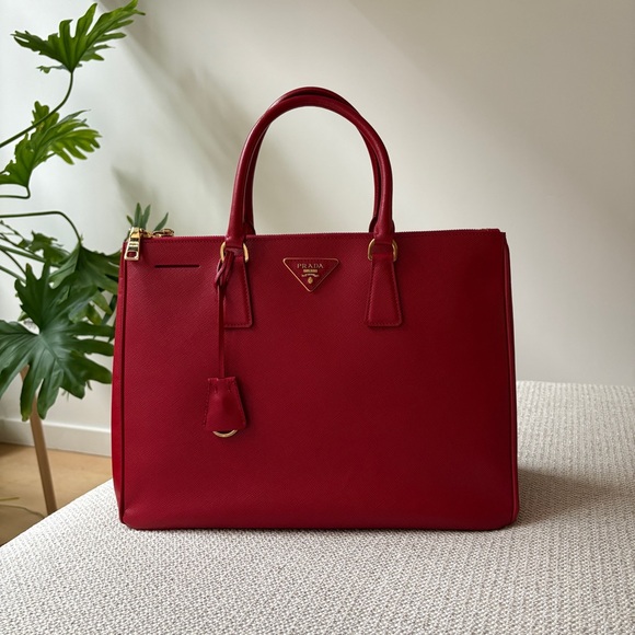 Prada Handbags - ❤️SOLD❤️❤️Prada Galleria large Saffiano double zip leather bag